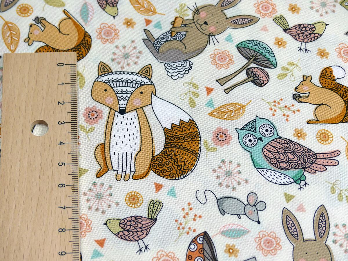 Patchworkstoff aus der Serie Doodle Days mit Eichhörnchen Fuchs Uhu Igel von Makower mit Maß
